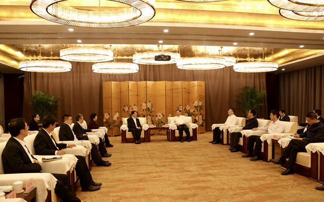 集团主要领导与陕西省政府胡和平省长举行会谈 (1)_副本.jpg